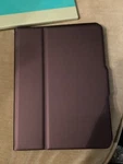 Targus Versavu Slim Case, Modelo THZ86307GL Metallic Deep Purple. Fixed Price $16.00.